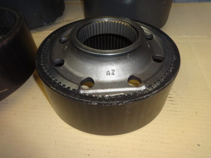 mercedes 3340 wheel hub crown